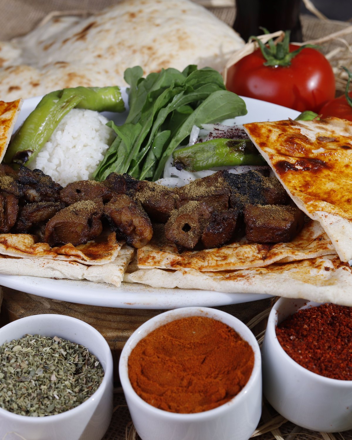 Gegrilde vleesblokjes op lavash met rijst, rucola en gegrilde pepers — representatief beeld.